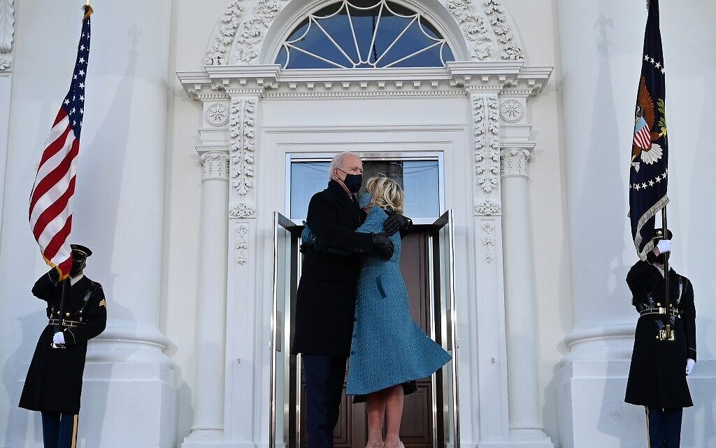 US President Joe Biden hugs First Lady Jill Biden as they arrive at the White House in Washington, DC, on January 20, 2021. (Jim WATSON / AFP)