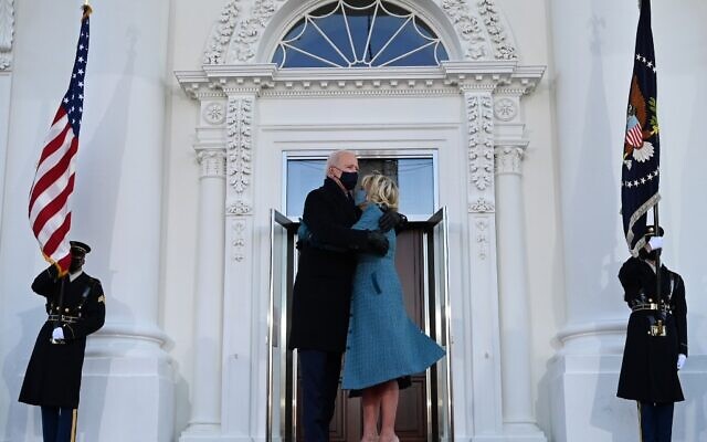 US President Joe Biden hugs First Lady Jill Biden as they arrive at the White House in Washington, DC, on January 20, 2021. (Jim WATSON / AFP) US President Joe Biden hugs First Lady Jill Biden as they arrive at the White House in Washington, DC, on January 20, 2021. (Jim WATSON / AFP)