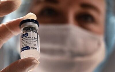 A medical worker holds a vial with Russia's Sputnik V (Gam-COVID-Vac) vaccine against the coronavirus disease at a vaccination point at the GUM department store in Moscow, Russia, January 18, 2021. (Alexander NEMENOV / AFP)