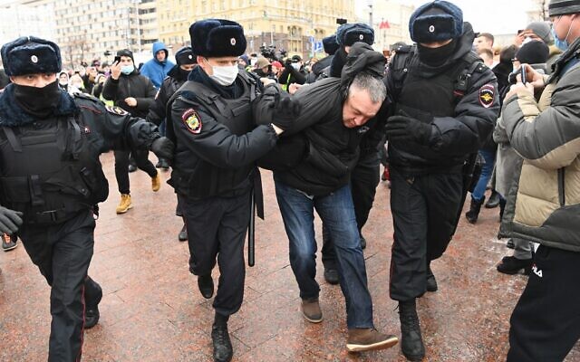 Police officers detain a man prior to an expected rally in support of jailed opposition leader Alexei Navalny in downtown Moscow on January 23, 2021. - Navalny, 44, was detained last Sunday upon returning to Moscow after five months in Germany recovering from a near-fatal poisoning with a nerve agent and later jailed for 30 days while awaiting trial for violating a suspended sentence he was handed in 2014. (Photo by Kirill KUDRYAVTSEV / AFP)