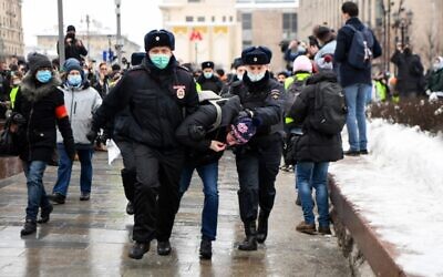 Police detain a man during a rally in support of jailed opposition leader Alexei Navalny in downtown Moscow on January 23, 2021 (NATALIA KOLESNIKOVA / AFP)