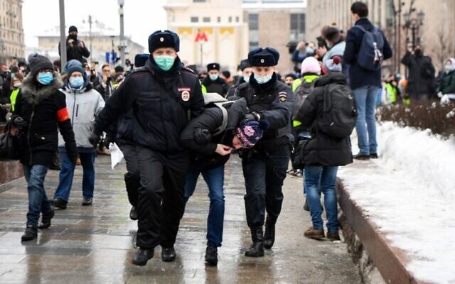 Police detain a man during a rally in support of jailed opposition leader Alexei Navalny in downtown Moscow on January 23, 2021 (NATALIA KOLESNIKOVA / AFP) Police detain a man during a rally in support of jailed opposition leader Alexei Navalny in downtown Moscow on January 23, 2021 (NATALIA KOLESNIKOVA / AFP)