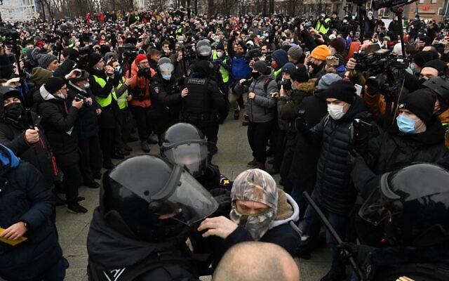Police detain a man during a rally in support of jailed opposition leader Alexei Navalny in downtown Moscow on January 23, 2021 (Kirill KUDRYAVTSEV / AFP)