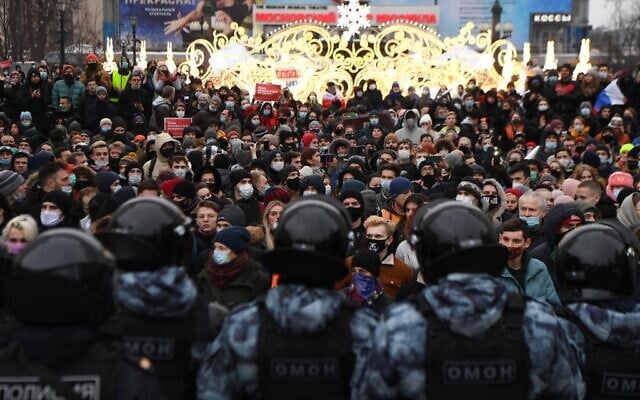 People attend a rally in support of jailed opposition leader Alexei Navalny in downtown Moscow on January 23, 2021. (NATALIA KOLESNIKOVA / AFP)