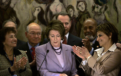 US Speaker of the House Nancy Pelosi, center, is applauded during her speech in the Chagall state hall at the Knesset in Jerusalem, May 19, 2008. (AP Photo/Tara Todras-Whitehill)
