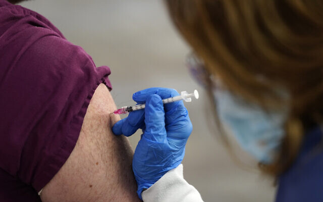Illustrative: A healthcare worker receives a second Pfizer-BioNTech COVID-19 vaccine shot at Beaumont Health in Southfield, Michigan, January 5, 2021. (AP Photo/Paul Sancya, File) Illustrative: A healthcare worker receives a second Pfizer-BioNTech COVID-19 vaccine shot at Beaumont Health in Southfield, Michigan, January 5, 2021. (AP Photo/Paul Sancya, File)