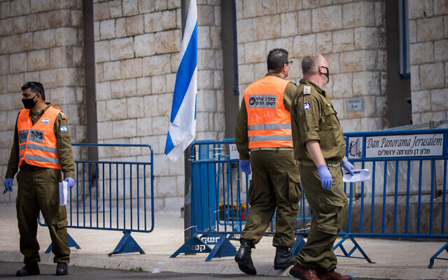 Home Front Command soldiers and police at the Dan Panorama Hotel, Jerusalem, used as a quarantine facility, on May 10, 2020. (Yonatan Sindel/Flash90) Home Front Command soldiers and police at the Dan Panorama Hotel, Jerusalem, used as a quarantine facility, on May 10, 2020. (Yonatan Sindel/Flash90)
