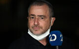 Right-wing journalist Shimon Riklin during a Channel 20 broadcast in Tel Aviv on October 15, 2020. (Gili Yaari /Flash90)