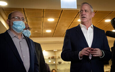 Defense Minister Benny Gantz and then Justice Minister Avi Nissenkorn visit the Jerusalem Municipality on November 10, 2020 (Yonatan Sindel/Flash90)