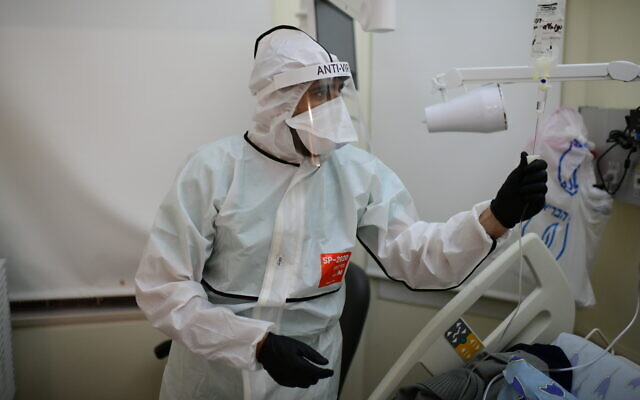 Team member works in the coronavirus department of Ichilov hospital in Tel Aviv, on January 1, 2021 (Tomer Neuberg/Flash90) Team member works in the coronavirus department of Ichilov hospital in Tel Aviv, on January 1, 2021 (Tomer Neuberg/Flash90)