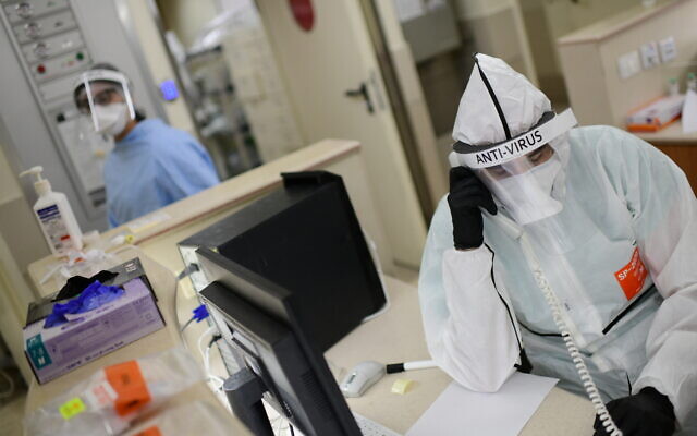 Ichilov hospital staff members wearing protective gear as they work at the coronavirus ward, Tel Aviv, January 1, 2021. (Tomer Neuberg/Flash90)