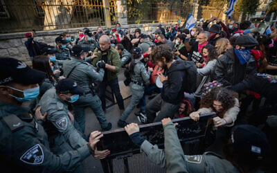 Police officers scuffle with demonstrators during a protest against Prime Minister Benjamin Netanyahu, outside of his official residence in Jerusalem, on January 2, 2021 (Olivier Fitoussi/Flash90)