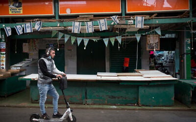 The closed down HaTikva market in Tel Aviv, during a nationwide lockdown to curb coronavirus infections, on January 3, 2021. (Miriam Alster/Flash90)