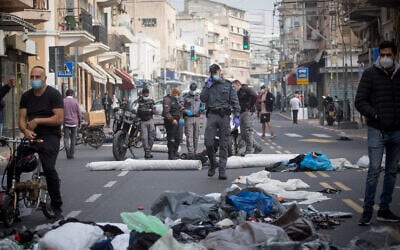 Israeli small business owners protest the government's handling of the coronavirus pandemic in Tel Aviv, on January 5, 2021 (Miriam Alster/Flash90)