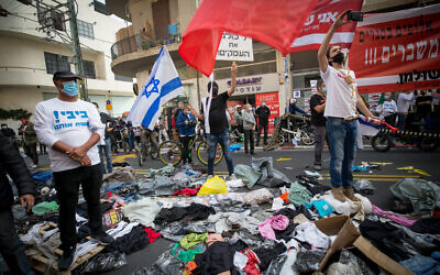 Small business owners protest the governement's handling of the Coronavirus epidemic, in Tel Aviv, on January 05, 2021. (Miriam Alster/Flash90)