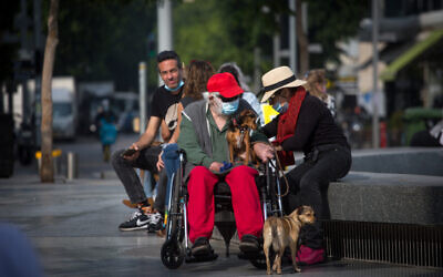 People in Tel Aviv, some wearing protective face masks, on January 6, 2021 (Miriam Alster/FLASH90)