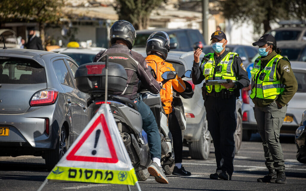 Police at a temporary roadblock in Jerusalem on January 11, 2021, during a 3rd nationwide full lockdown, in an effort to prevent the spread of the coronavirus (Olivier Fitoussi/Flash90)