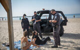 Israeli police on the beach boardwalk in Tel Aviv, making sure people are keeping to the government's guidelines  during a nationwide lockdown. January 12, 2021. ( Miriam Alster/Flash90)
