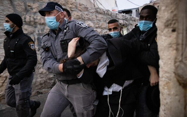 Police clash with ultra-Orthodox Jewish men while enforcing lockdown rules in Jerusalem's Mea Shearim neighborhood on January 14, 2021. (Yonatan Sindel/Flash90) Police clash with ultra-Orthodox Jewish men while enforcing lockdown rules in Jerusalem's Mea Shearim neighborhood on January 14, 2021. (Yonatan Sindel/Flash90)