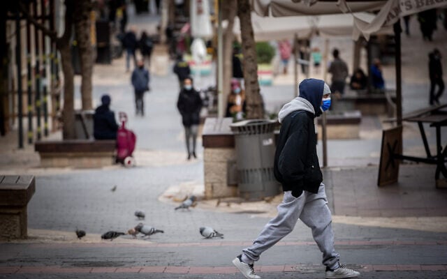 People walk in downtown Jerusalem on January 17, 2021. (Yonatan Sindel/Flash90) People walk in downtown Jerusalem on January 17, 2021. (Yonatan Sindel/Flash90)