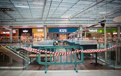View of the closed-down stores in the Givatayim Mall during a nationwide lockdown, January 18, 2021. (Miriam Alster/Flash90)