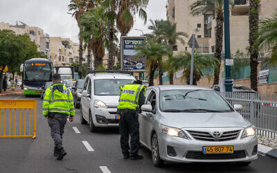 Police enforce a lockdown at a temporary checkpoint at the entrance to the ultra-Orthodox town of Elad on January 18, 2020. (Yossi Aloni/Flash90)
