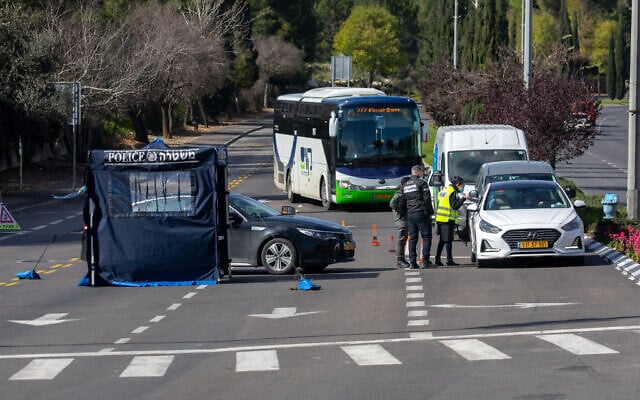 Police at a temporary roadblock in Jerusalem during a 3rd nationwide lockdown, in an effort to prevent the spread of the coronavirus, on January 19, 2021. (Olivier Fitoussi/Flash90) Police at a temporary roadblock in Jerusalem during a 3rd nationwide lockdown, in an effort to prevent the spread of the coronavirus, on January 19, 2021. (Olivier Fitoussi/Flash90)