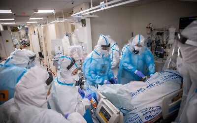 Hospital staff wearing safety gear, as they work in the coronavirus ward of Shaare Zedek Medical Center in Jerusalem on January 19, 2021. (Yonatan Sindel/Flash90)