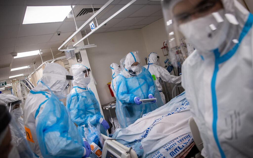 Shaare Zedek hospital team members wearing safety gear as they work at the coronavirus ward in Jerusalem, January 19, 2021. (Yonatan Sindel/Flash90)