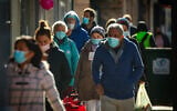 Israelis wearing face masks walk in downtown Jerusalem on January 21,  2021, during the third national coronavirus lockdown. (Olivier Fitoussi/Flash90)