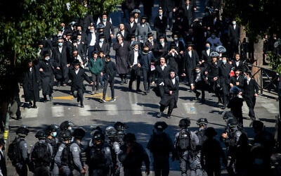 File: Israeli police clash with Haredi men as they enforce coronavirus restrictions in the Haredi neighborhood of Mea Shearim in Jerusalem, January 24, 2021. (Yonatan Sindel/Flash90)
