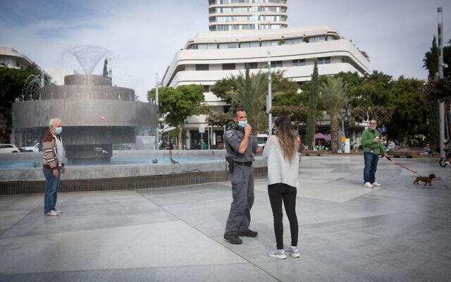 Police enforcing coronavirus lockdown measures at Dizengoff Square in Tel Aviv, January 25, 2021. (Miriam Alster/Flash90)