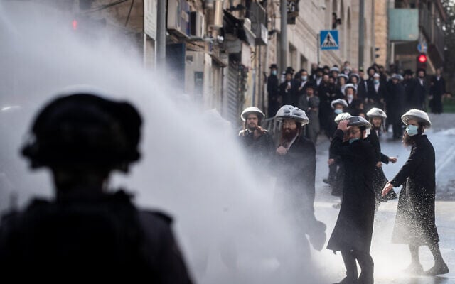 Police officers clash with ultra-Orthodox men during enforcement of the coronavirus lockdown, Jerusalem, January 26, 2021. (Yonatan Sindel/Flash90) Police officers clash with ultra-Orthodox men during enforcement of the coronavirus lockdown, Jerusalem, January 26, 2021. (Yonatan Sindel/Flash90)