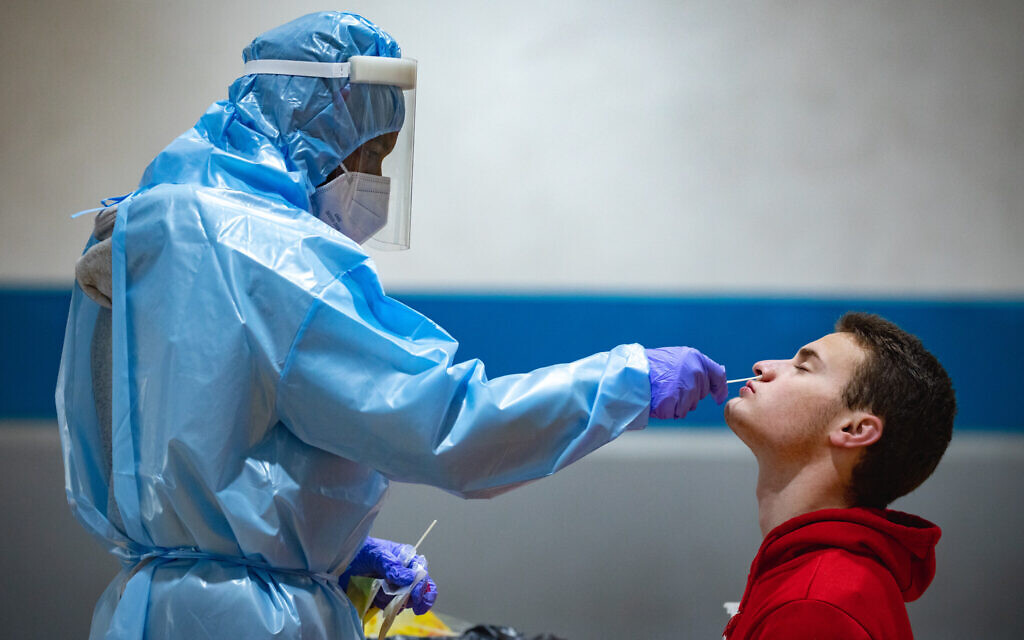A healthcare worker takes samples at a coronavirus testing station in Jerusalem, on January 28, 2021 (Olivier Fitoussi/Flash90) A healthcare worker takes samples at a coronavirus testing station in Jerusalem, on January 28, 2021 (Olivier Fitoussi/Flash90)