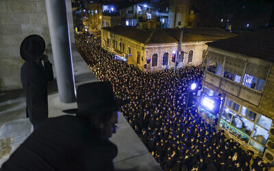 Ultra-Orthodox men attend the funeral of late Rabbi Yitzchok Sheiner, in Jerusalem, January 31, 2021. (Yonatan Sindel/Flash90)