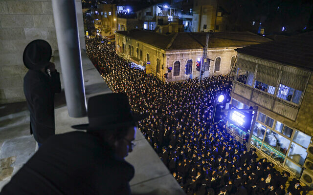 Ultra-Orthodox men attend the funeral of late Rabbi Yitzchok Sheiner, in Jerusalem, January 31, 2021. (Yonatan Sindel/Flash90) Ultra-Orthodox men attend the funeral of late Rabbi Yitzchok Sheiner, in Jerusalem, January 31, 2021. (Yonatan Sindel/Flash90)