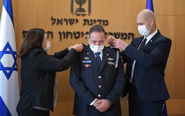 Kobi Shabtai (C) receives his rank as new police chief from Public Security Minister Amir Ohana (R), January 17, 2020 (Israel Police) Kobi Shabtai (C) receives his rank as new police chief from Public Security Minister Amir Ohana (R), January 17, 2020 (Israel Police)