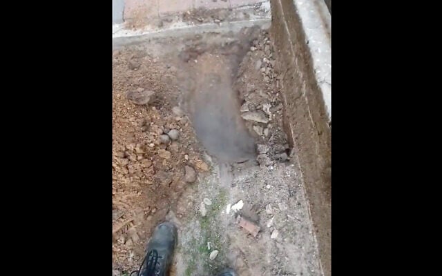 Steam comes up from the ground next to an apartment building on Ibn Gabirol Street in Tel Aviv, December 31, 2020. (Screen capture: Twitter)