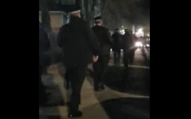 Metropolitan Police break up a wedding held at an ultra-Orthodox girls high school for violating lockdown rules, in London's Stamford Hill neighborhood, January 21, 2021. (Screen capture: YouTube) Metropolitan Police break up a wedding held at an ultra-Orthodox girls high school for violating lockdown rules, in London's Stamford Hill neighborhood, January 21, 2021. (Screen capture: YouTube)