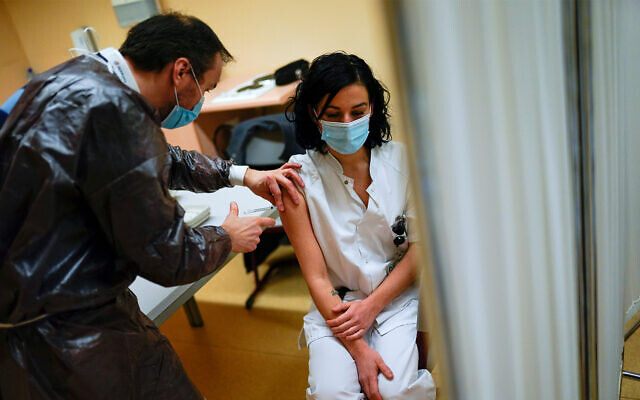 A nurse administers a Pfizer-BioNTech COVID-19 vaccine to a health care worker in Liege, Belgium, January 18, 2021. (AP Photo/Francisco Seco) A nurse administers a Pfizer-BioNTech COVID-19 vaccine to a health care worker in Liege, Belgium, January 18, 2021. (AP Photo/Francisco Seco)
