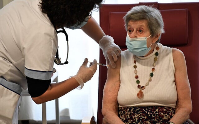 A nurse administers a dose of the Pfizer-BioNTech COVID-19 vaccine in Bobigny, a northeastern suburbs of Paris, France, December 30, 2020. (Stephane De Sakutin/AFP) A nurse administers a dose of the Pfizer-BioNTech COVID-19 vaccine in Bobigny, a northeastern suburbs of Paris, France, December 30, 2020. (Stephane De Sakutin/AFP)