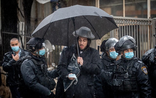 Police officers enforce virus lockdown restrictions in the ultra-Orthodox Jerusalem neighborhood of Mea Shearim, January 18, 2021. (Yonatan Sindel/Flash90) Police officers enforce virus lockdown restrictions in the ultra-Orthodox Jerusalem neighborhood of Mea Shearim, January 18, 2021. (Yonatan Sindel/Flash90)