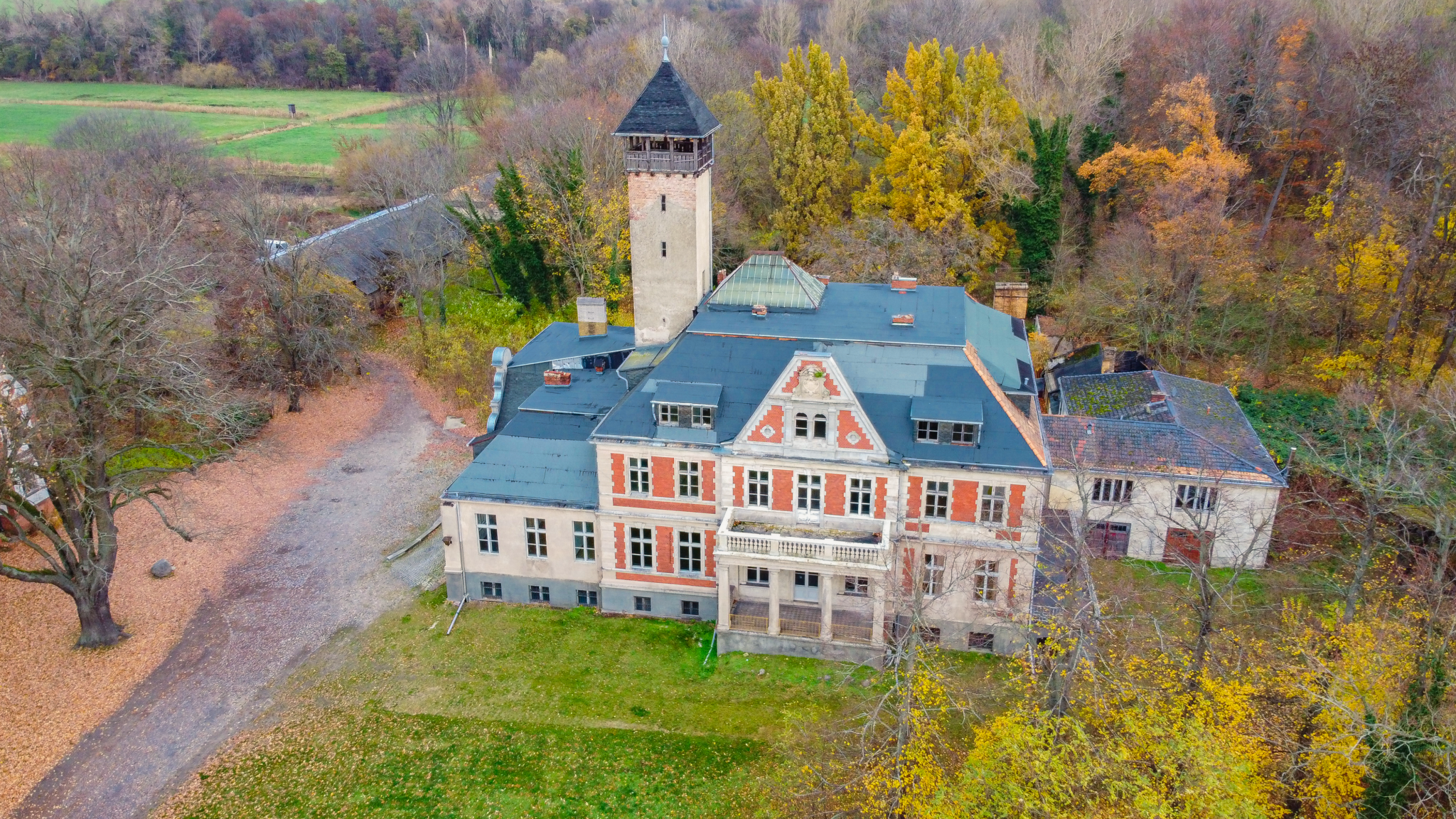 A location used for filming 'Queen's Gambit,' Schloss Schulzendorf in Germany, outside Berlin, November 2020. (courtesy: Felipe Tofani/Fotostrasse.com) A location used for filming 'Queen's Gambit,' Schloss Schulzendorf in Germany, outside Berlin, November 2020. (courtesy: Felipe Tofani/Fotostrasse.com)