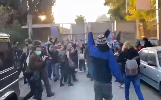 Protesters reach the gate of the Prime Minister's Residence in Jerusalem on January 2, 2021 (Screencapture/Twitter) Protesters reach the gate of the Prime Minister's Residence in Jerusalem on January 2, 2021 (Screencapture/Twitter)
