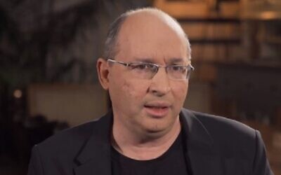 Former Justice Minister Avi Nissenkorn speaks to Channel 12 News on January 8, 2021 (Channel 12 screenshot)