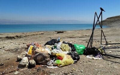 Trash on the shore of the Dead Sea. (Dov Greenblat, Society for the Protection of Nature in Israel)