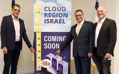 Alon Ben Zur, CEO, Bynet Data Communications, left to right, Moshe Leon, Mayor of Jerusalem, and Uzi Navon, Oracle Israel Country Leader (Ezra Levy)