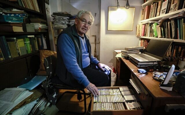Israeli researcher Clinton Bailey shows his collection of audio tape recordings of interviews with members of the Bedouin community at his home in Jerusalem on January 25, 2021. - (MENAHEM KAHANA / AFP) Israeli researcher Clinton Bailey shows his collection of audio tape recordings of interviews with members of the Bedouin community at his home in Jerusalem on January 25, 2021. - (MENAHEM KAHANA / AFP)