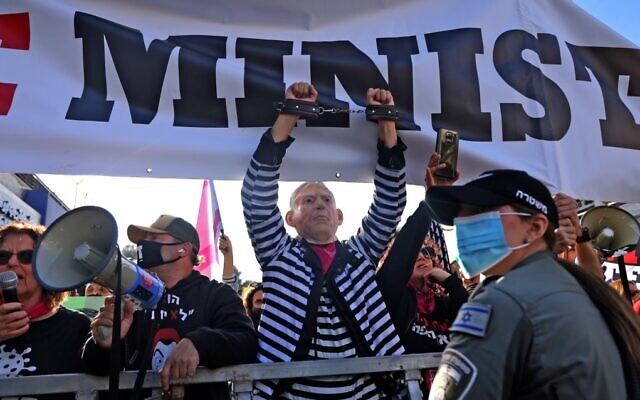 Protesters demonstrate outside the corruption trial of then-prime minister Benjamin Netanyahu in Jerusalem, February 8, 2021. (EMMANUEL DUNAND / AFP) Protesters demonstrate outside the corruption trial of then-prime minister Benjamin Netanyahu in Jerusalem, February 8, 2021. (EMMANUEL DUNAND / AFP)