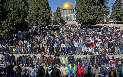 Palestinian Muslims resume praying outside the Dome of the Rock Mosque in Jerusalem's al-Aqsa mosques compound on February 12, 2021, following a 45-day pause due to COVID-19 restrictions. (AHMAD GHARABLI / AFP)